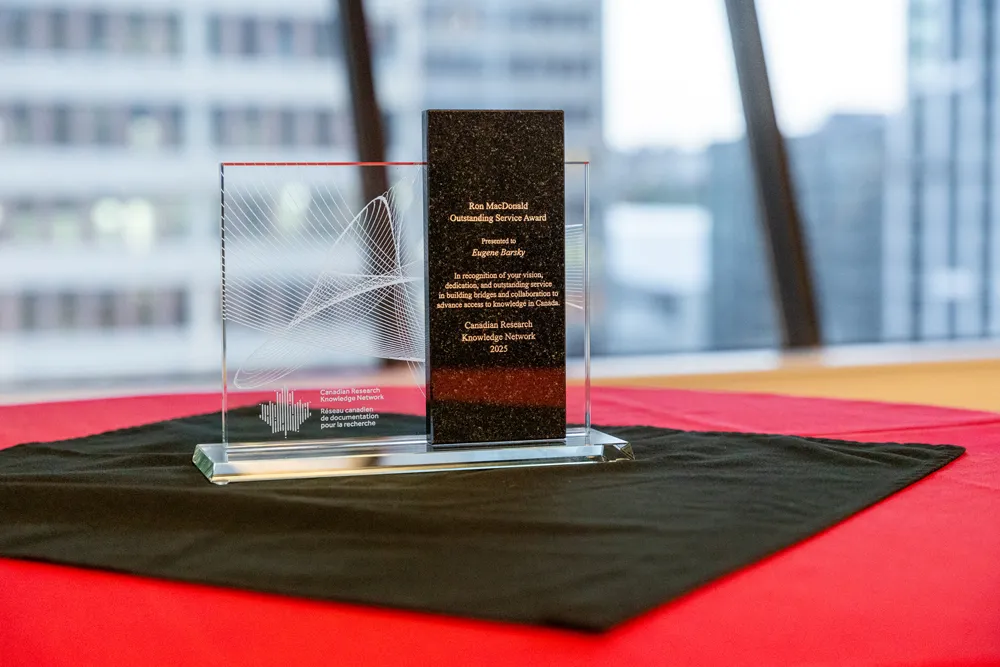 Une photo du Prix Ron MacDonald pour services exceptionnels.