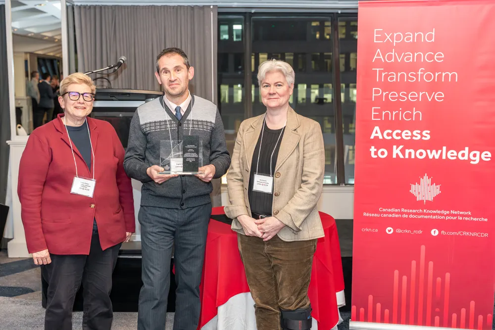 (De gauche à droite) Une photo de Susan Parker, d’Eugene Barsky, lauréat du prix Ron MacDonald, et de Kim Brooks, présidente du conseil d’administration du RCDR